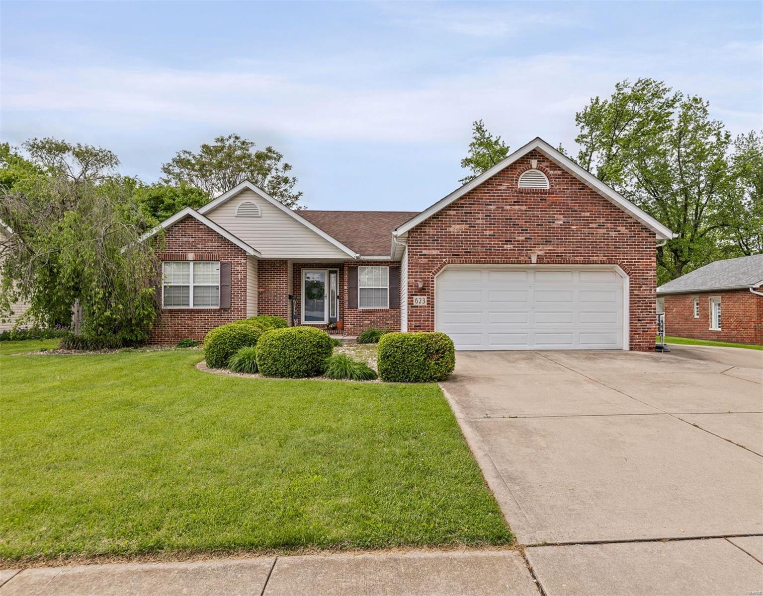 3 Bedroom, 2,214 sq. feet 623 Summit Avenue Collinsville, IL