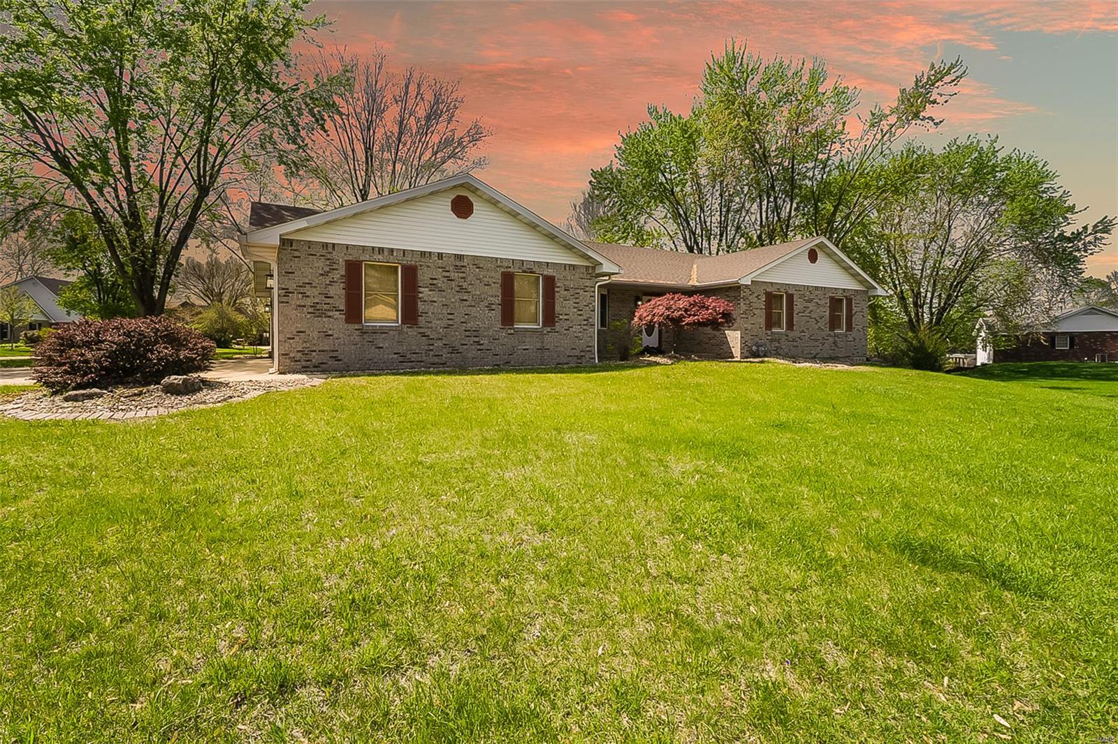 3 Bedroom, 1,907 sq. feet 32 Sierra Drive Glen Carbon, IL
