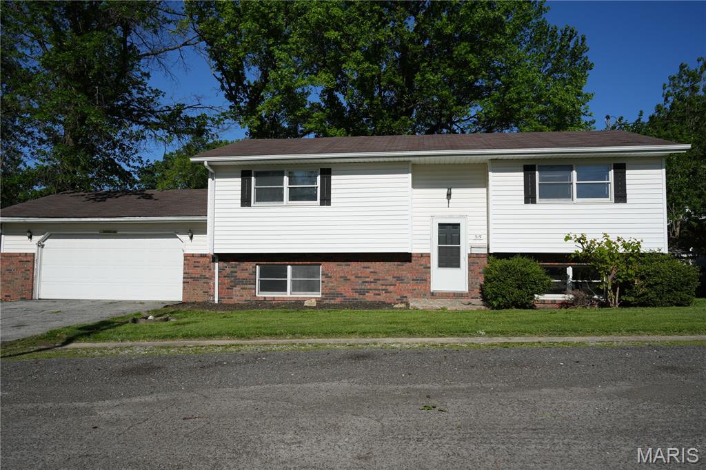 4 Bedroom, 2,400 sq. feet 315 Caldwell Street Staunton, IL