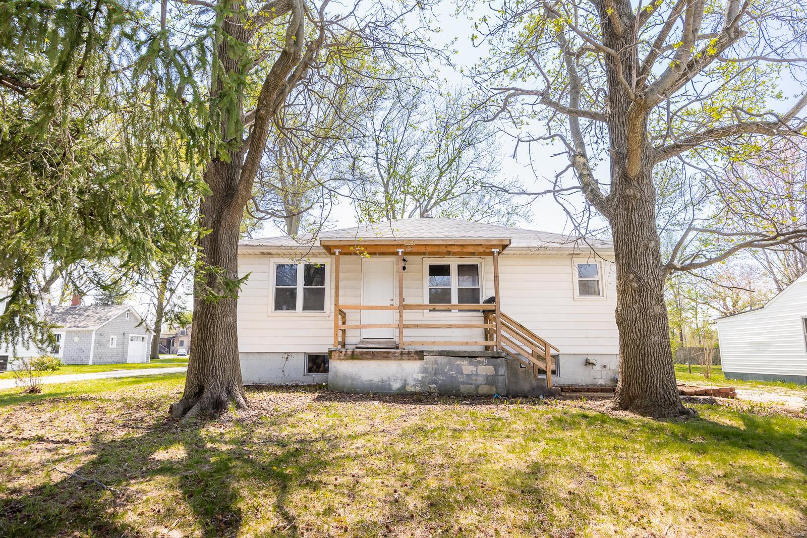 3 Bedroom, 2,048 sq. feet 16 Fairway Drive Fairview Heights, IL