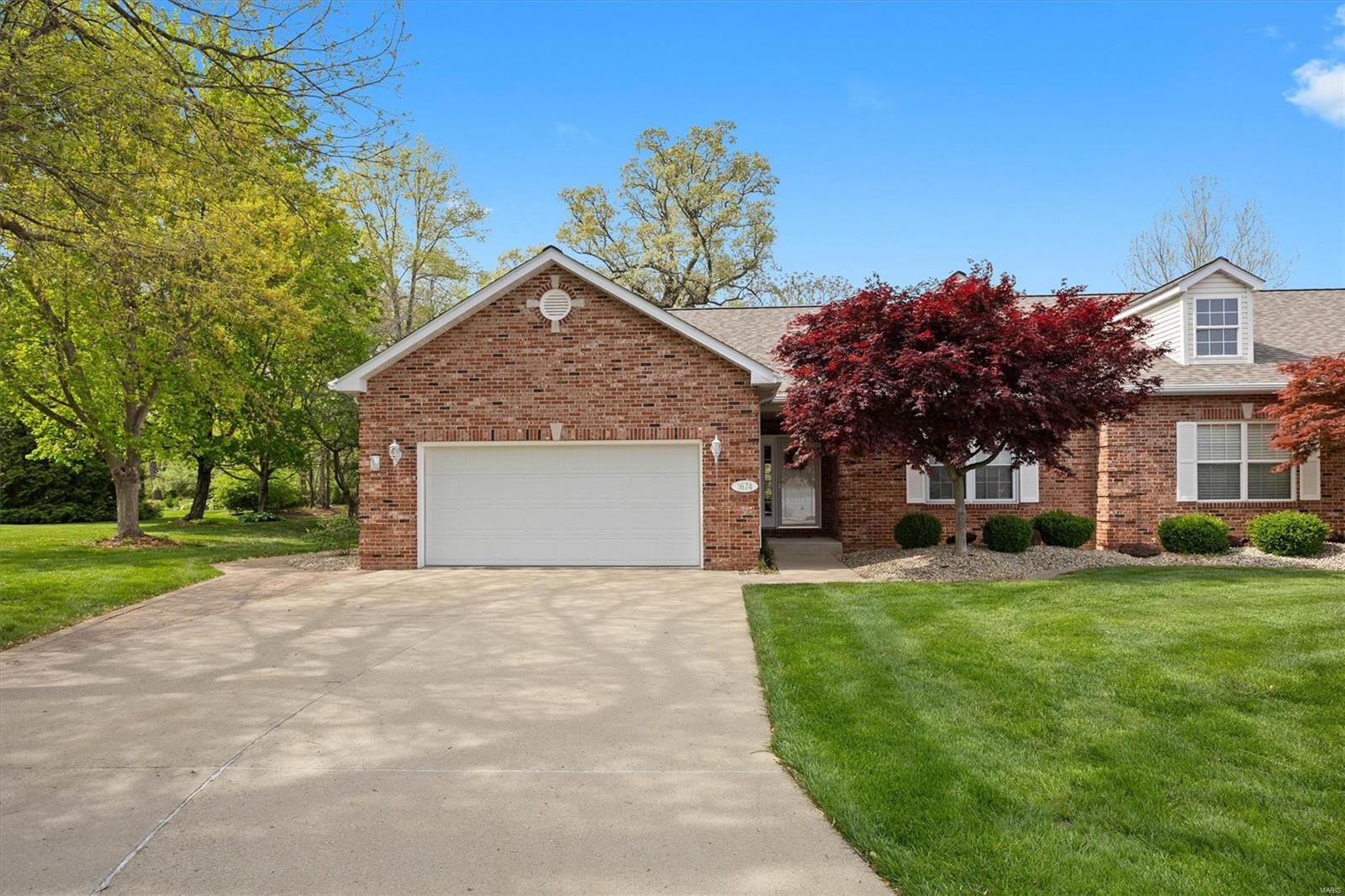 3 Bedroom, 2,721 sq. feet 1674 Lakepointe Estates Drive O'Fallon, IL