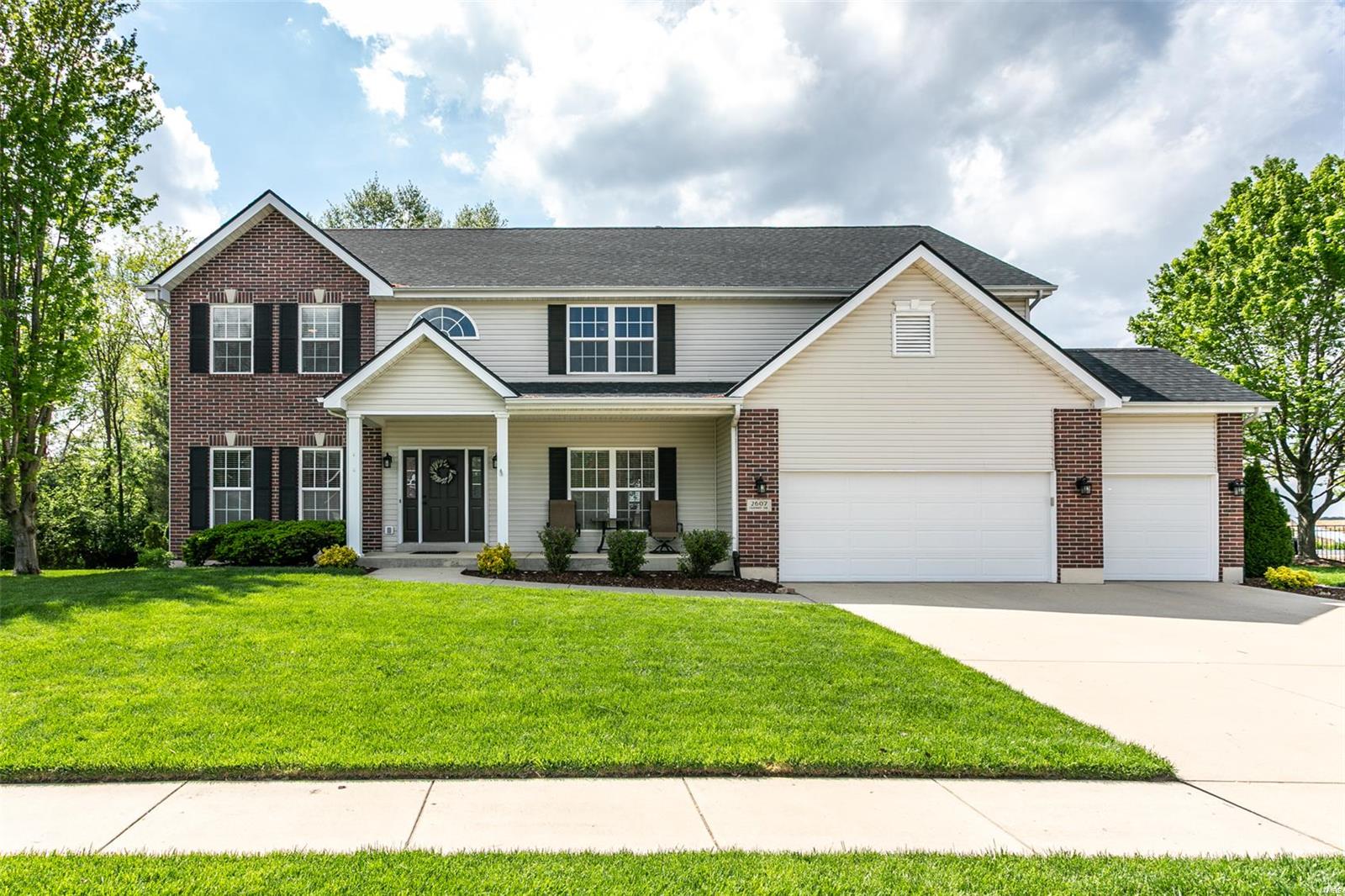 4 Bedroom, 4,664 sq. feet 2607 Fairway Drive Belleville, IL