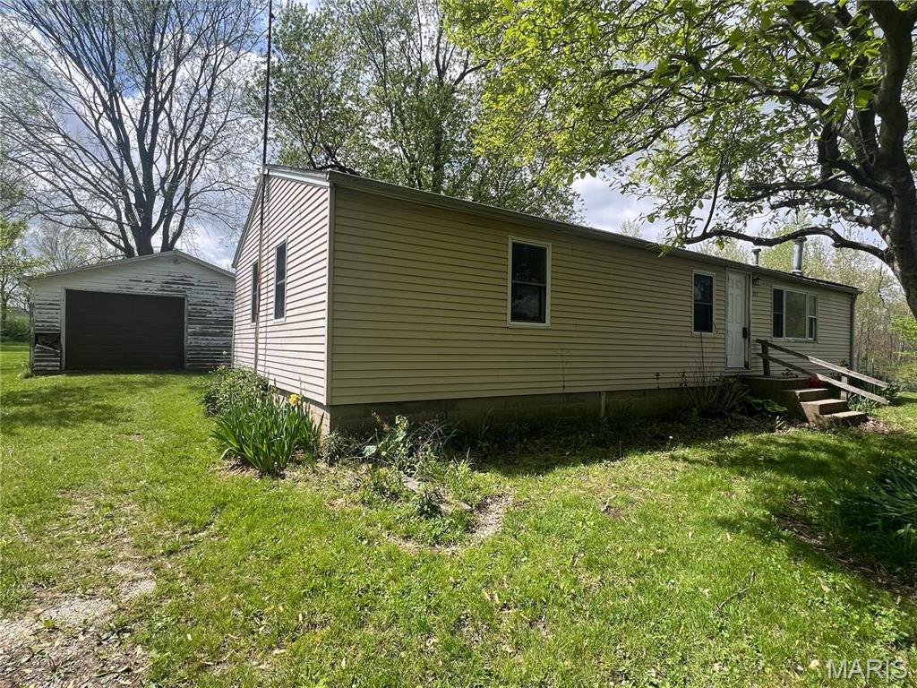 3 Bedroom, 1,113 sq. feet 303 1st Street Walshville, IL