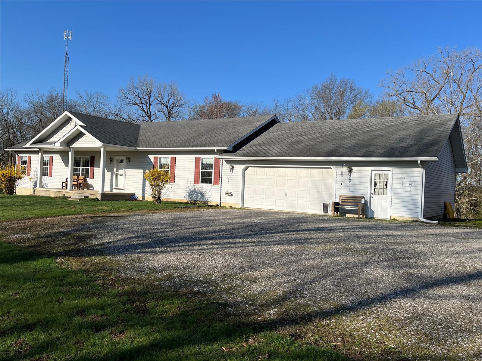 3 Bedroom, 1,848 sq. feet 1427 Newport Road Smithboro, IL