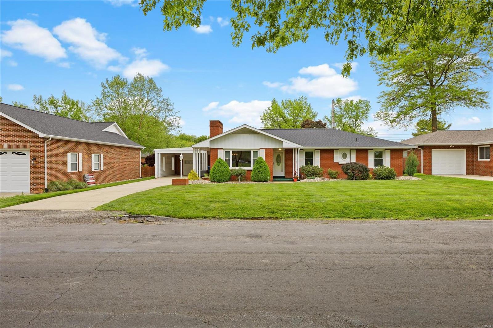 3 Bedroom, 2,920 sq. feet 1701 Spruce Street Highland, IL