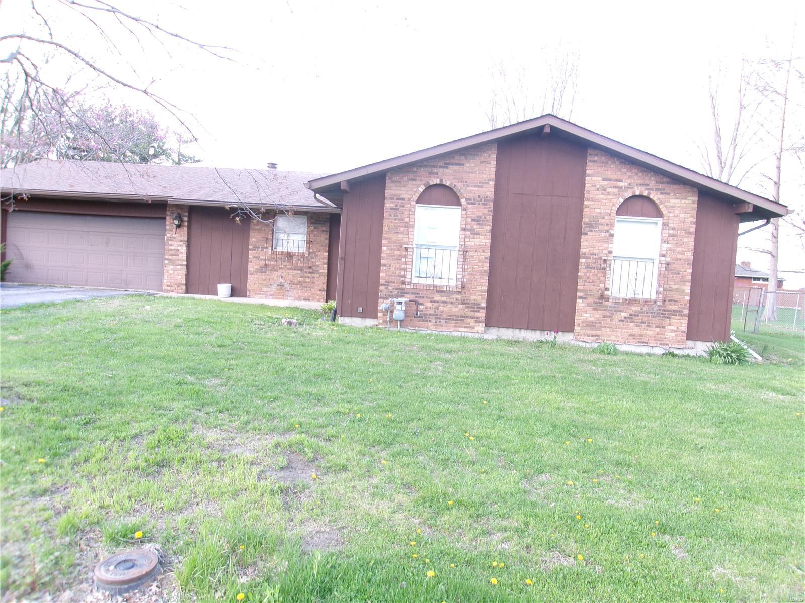 3 Bedroom, 1,482 sq. feet 20 Triland Court Highland, IL