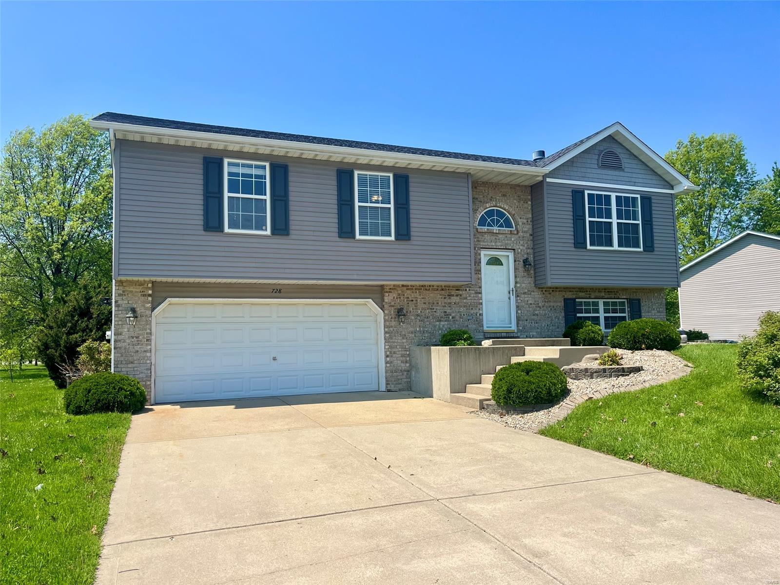 3 Bedroom, 1,826 sq. feet 728 Copper Line Road Maryville, IL