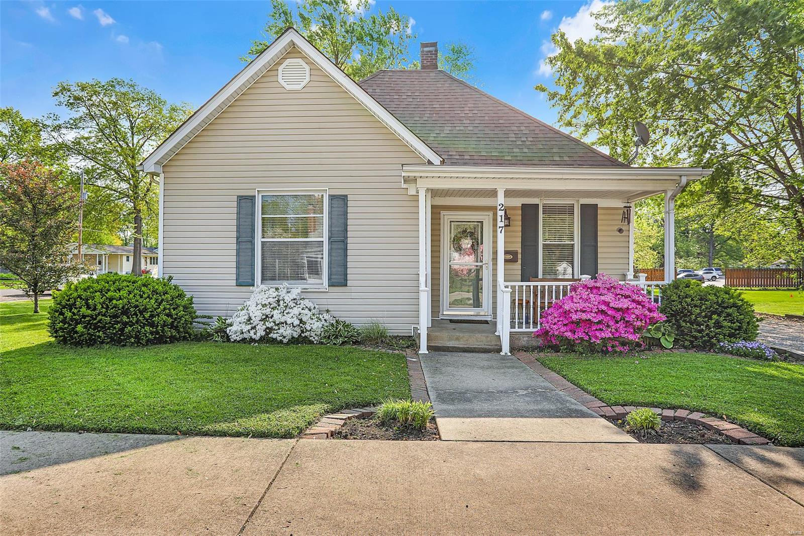 3 Bedroom, 1,389 sq. feet 217 Staunton Road Troy, IL