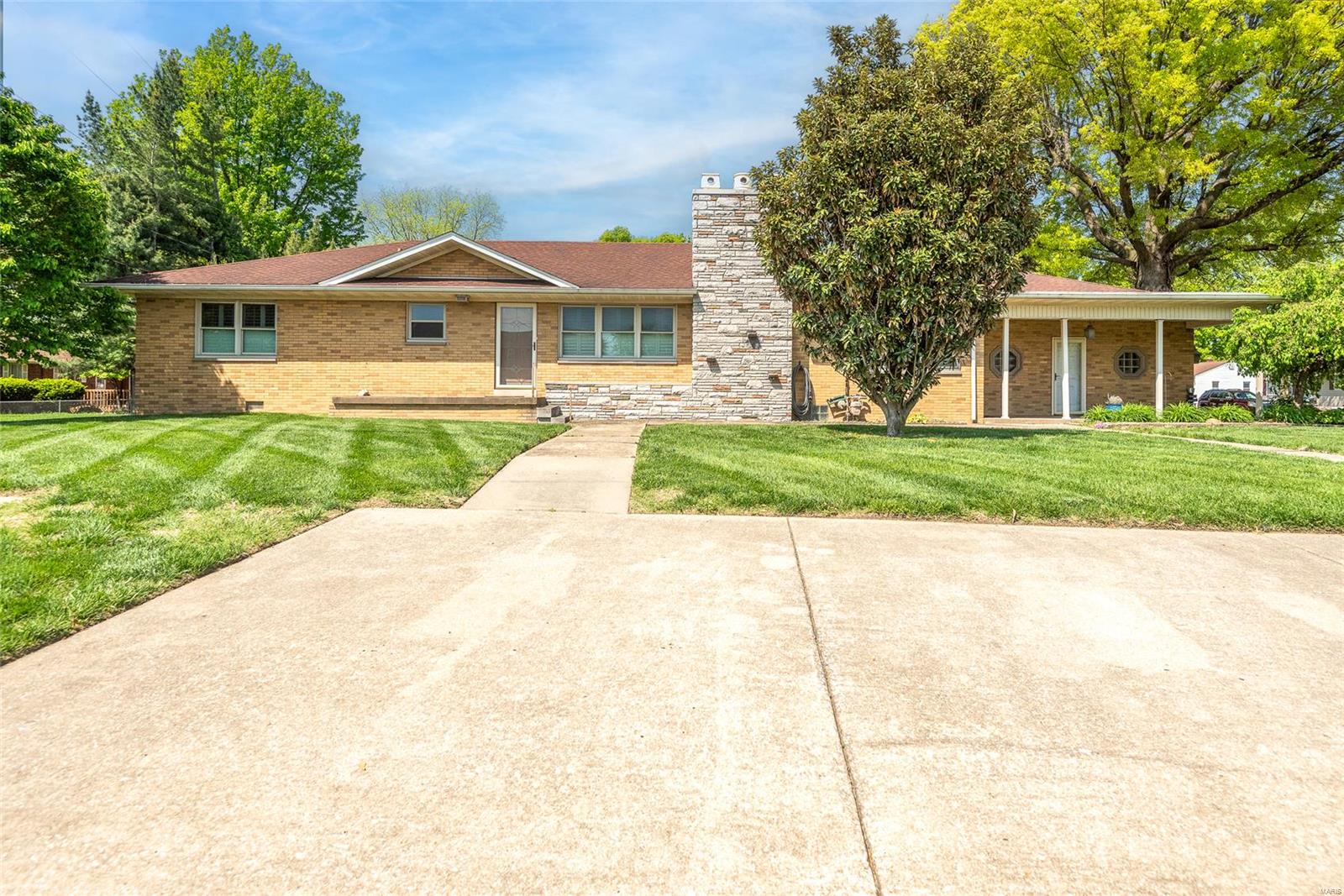 3 Bedroom, 3,218 sq. feet 2048 Pontoon Road Granite City, IL