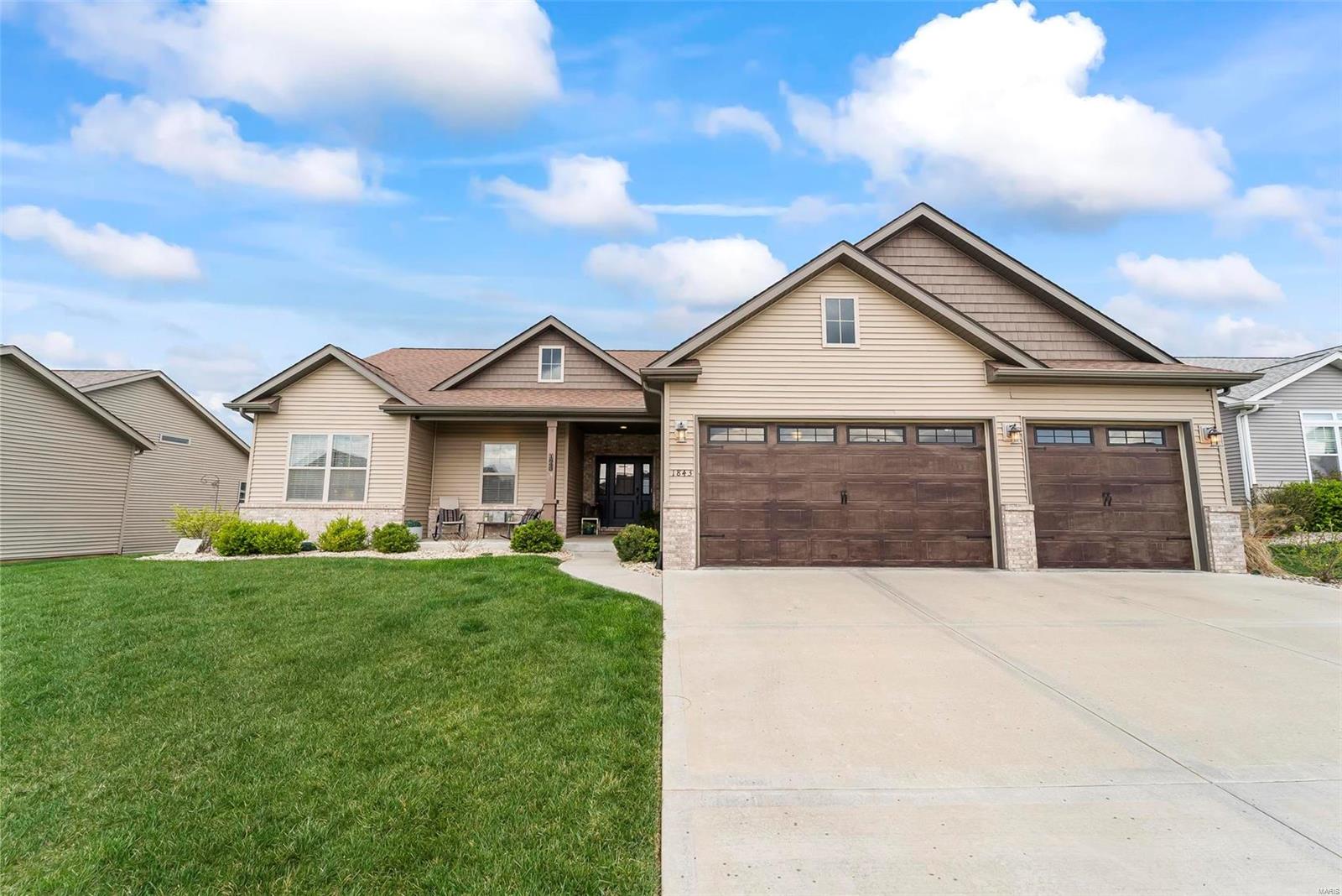 4 Bedroom, 2,643 sq. feet 1843 Crimson Oak Drive Maryville, IL