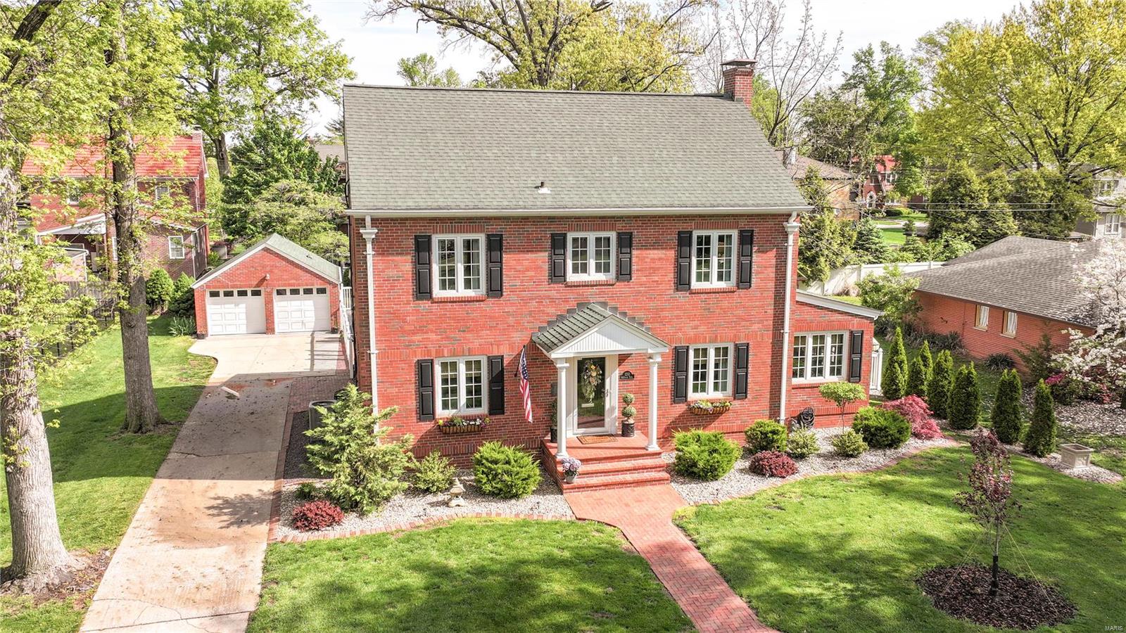3 Bedroom, 2,902 sq. feet 1210 McKinley Boulevard Alton, IL