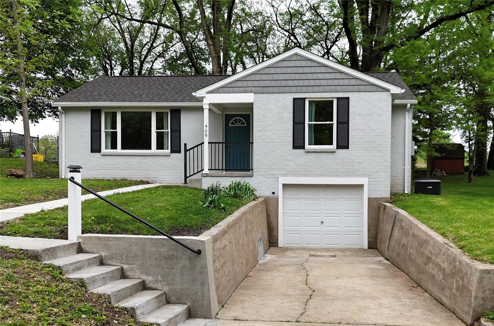 3 Bedroom, 1,400 sq. feet 409 Oak Street East Alton, IL