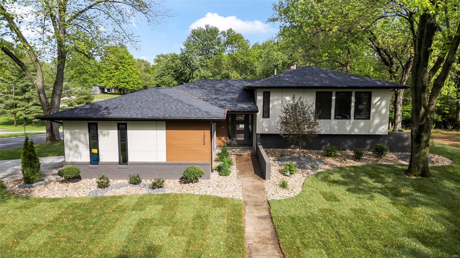 4 Bedroom, 2,636 sq. feet 1300 Esic Drive Edwardsville, IL