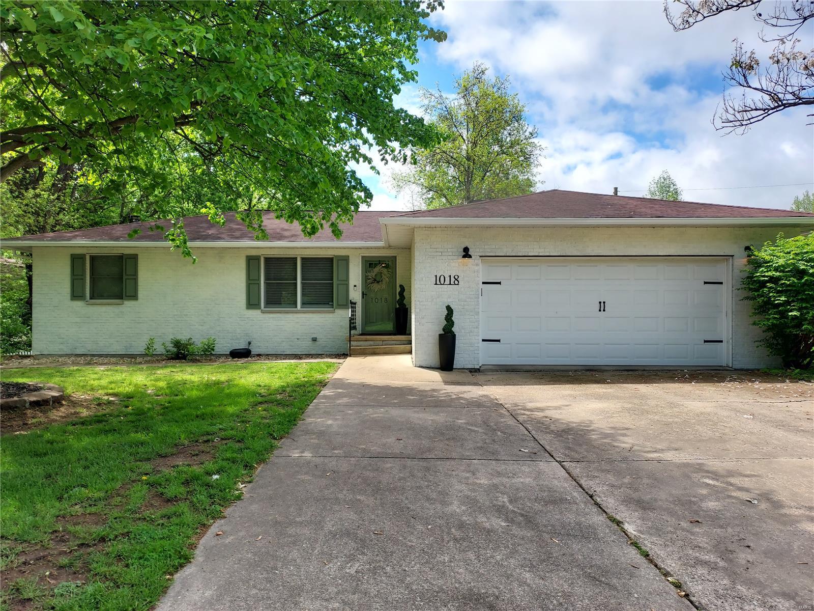 3 Bedroom, 2,704 sq. feet 1018 College Avenue Greenville, IL