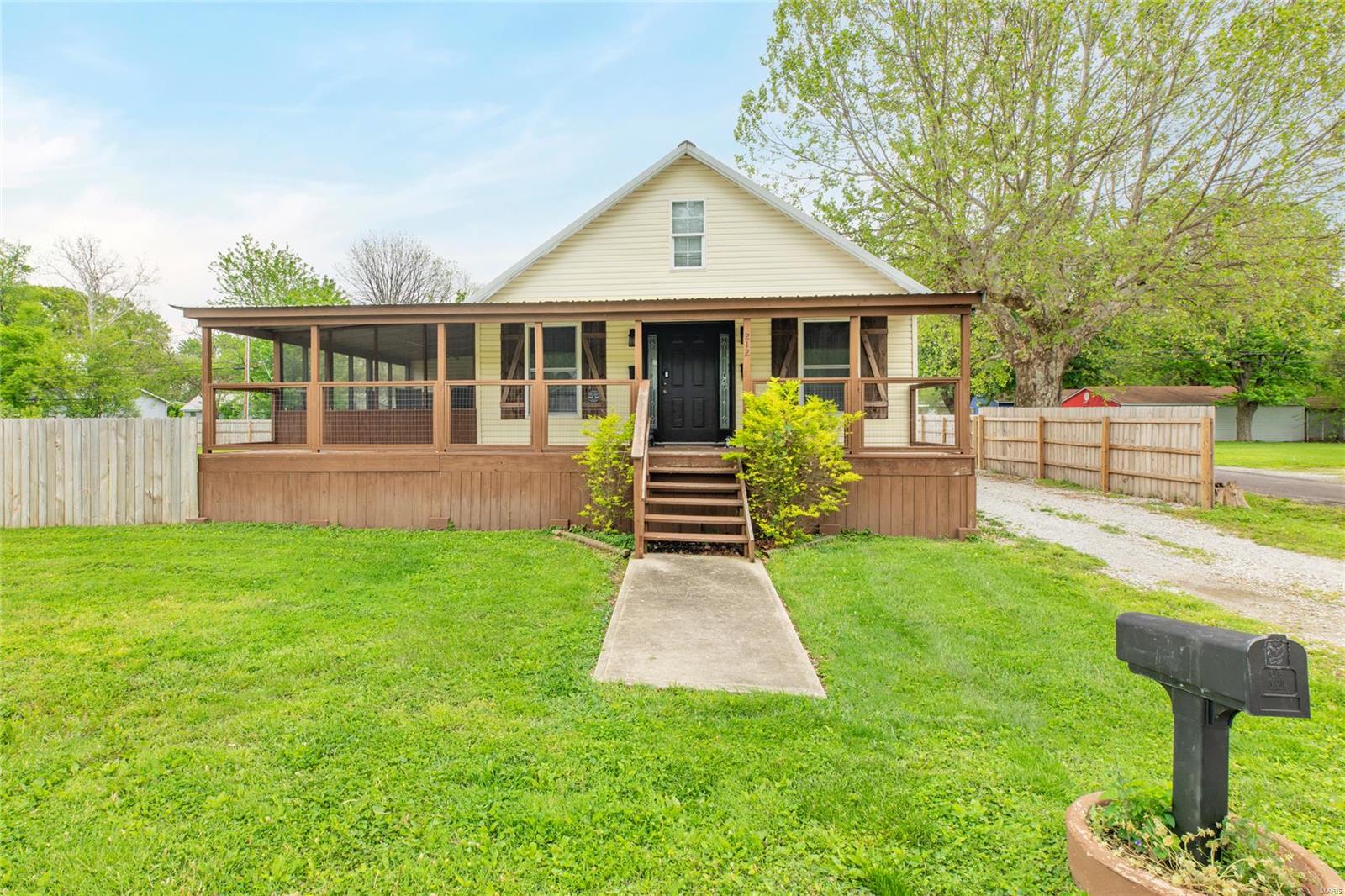 3 Bedroom, 864 sq. feet 212 Indiana Avenue South Roxana, IL
