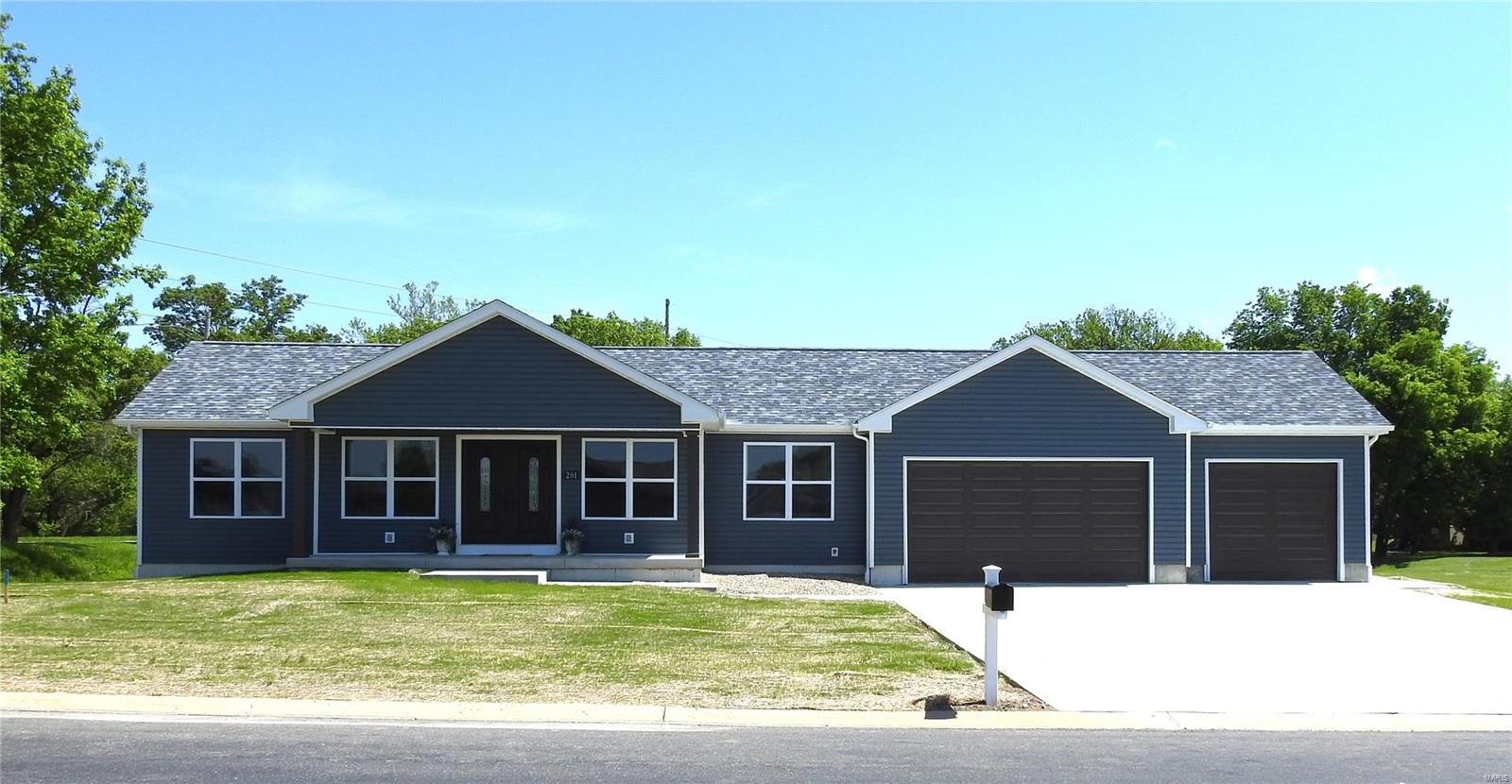 3 Bedroom, 1,700 sq. feet 201 S Ashbrook  Bethalto, IL