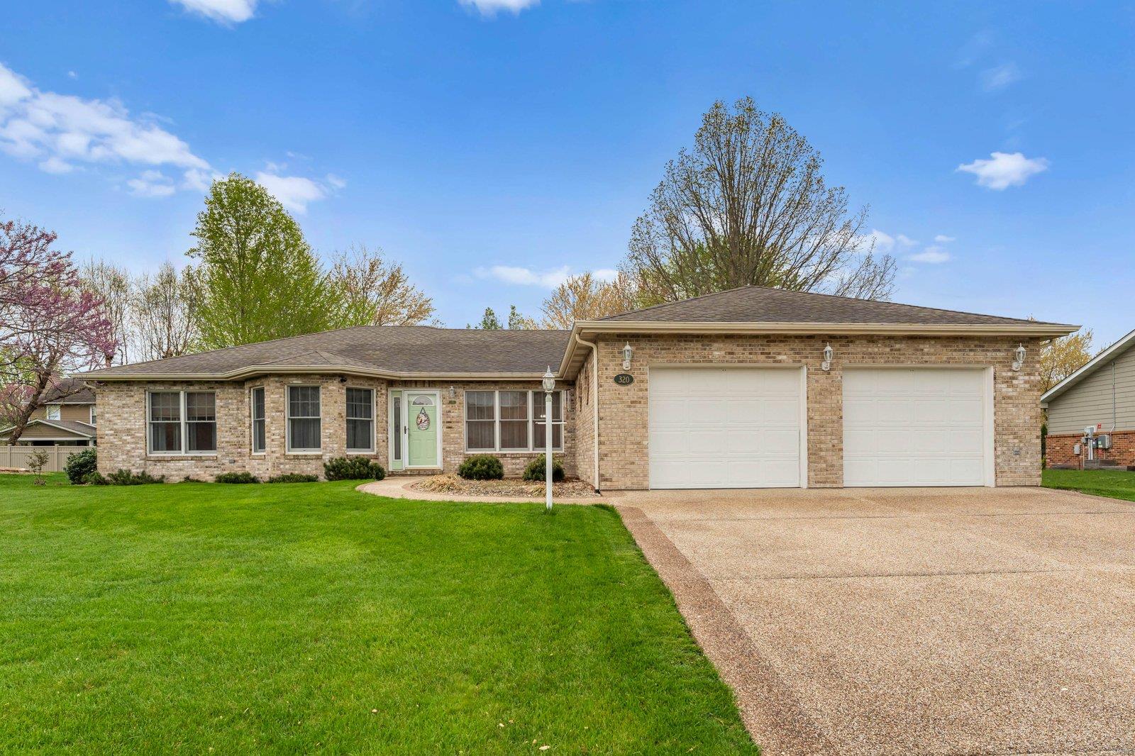 3 Bedroom, 1,806 sq. feet 320 Lake Forest Drive Belleville, IL
