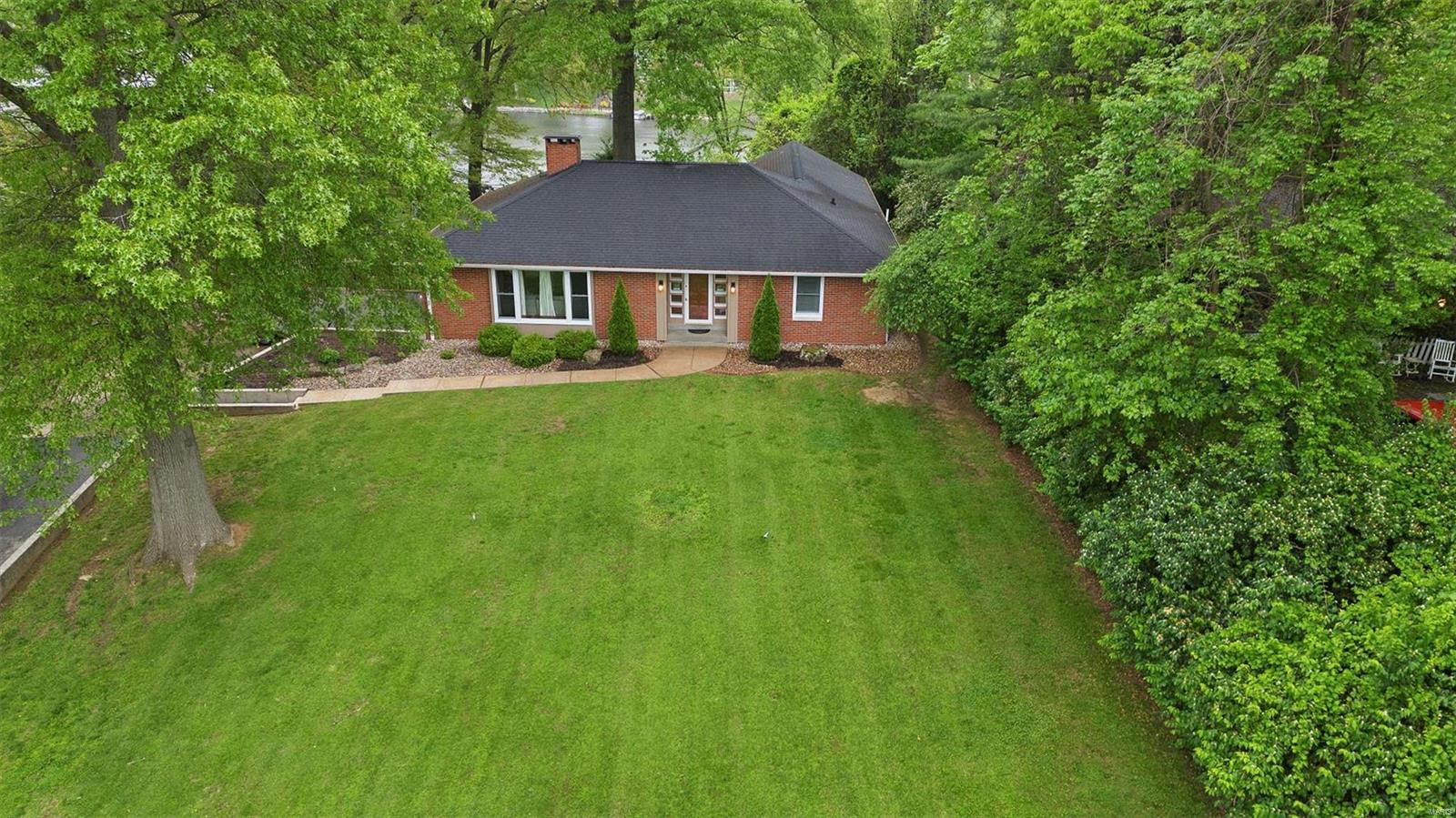 3 Bedroom, 2,673 sq. feet 350 Barnett Dr.  Edwardsville, IL