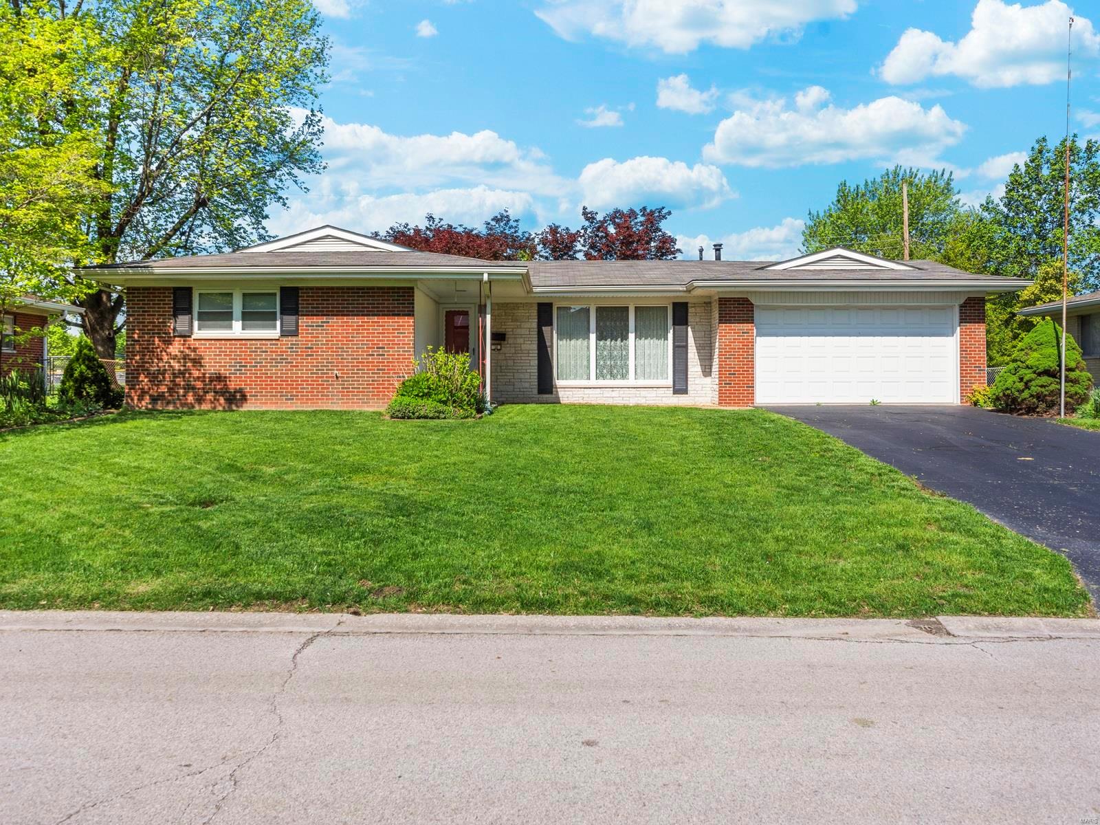3 Bedroom, 1,248 sq. feet 30 Ben Louis Drive Belleville, IL
