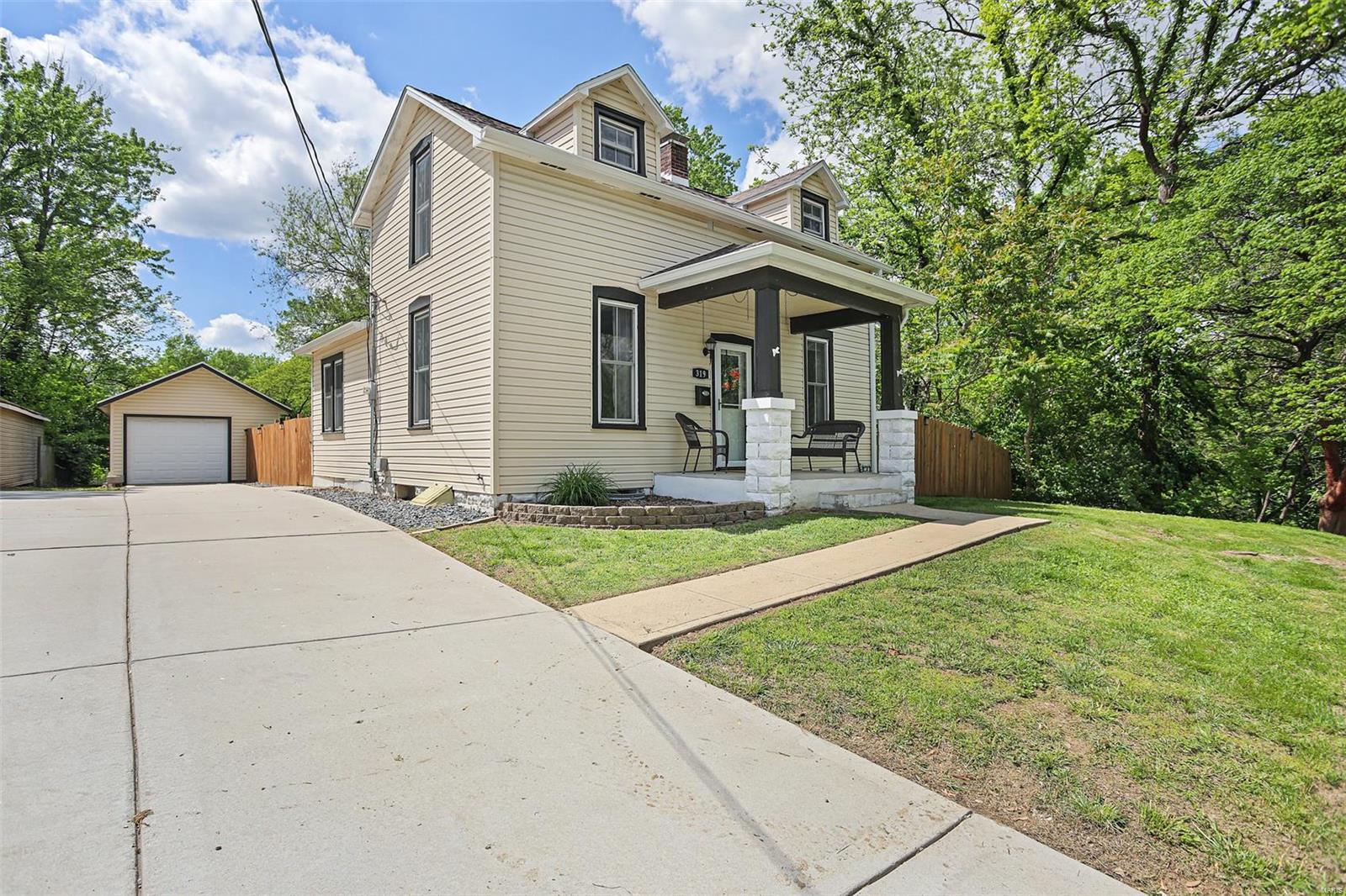 3 Bedroom, 1,428 sq. feet 319 Jefferson Avenue Collinsville, IL