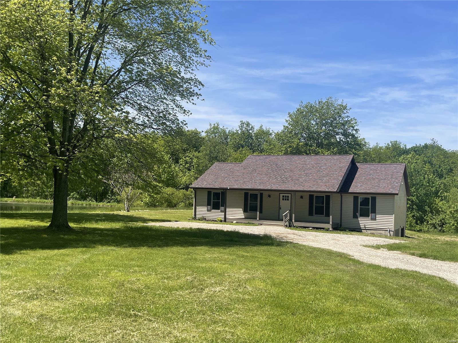 3 Bedroom, 1,620 sq. feet 205 New Douglas Avenue Sorento, IL