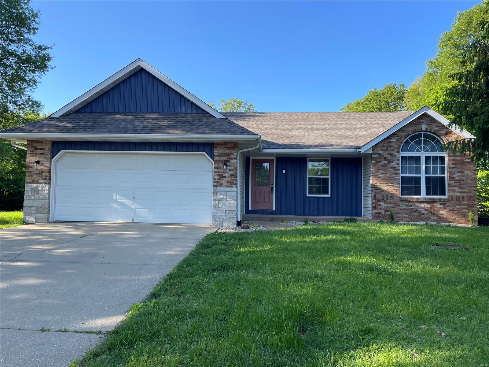 3 Bedroom, 2,180 sq. feet 541 Franklin Avenue Troy, IL