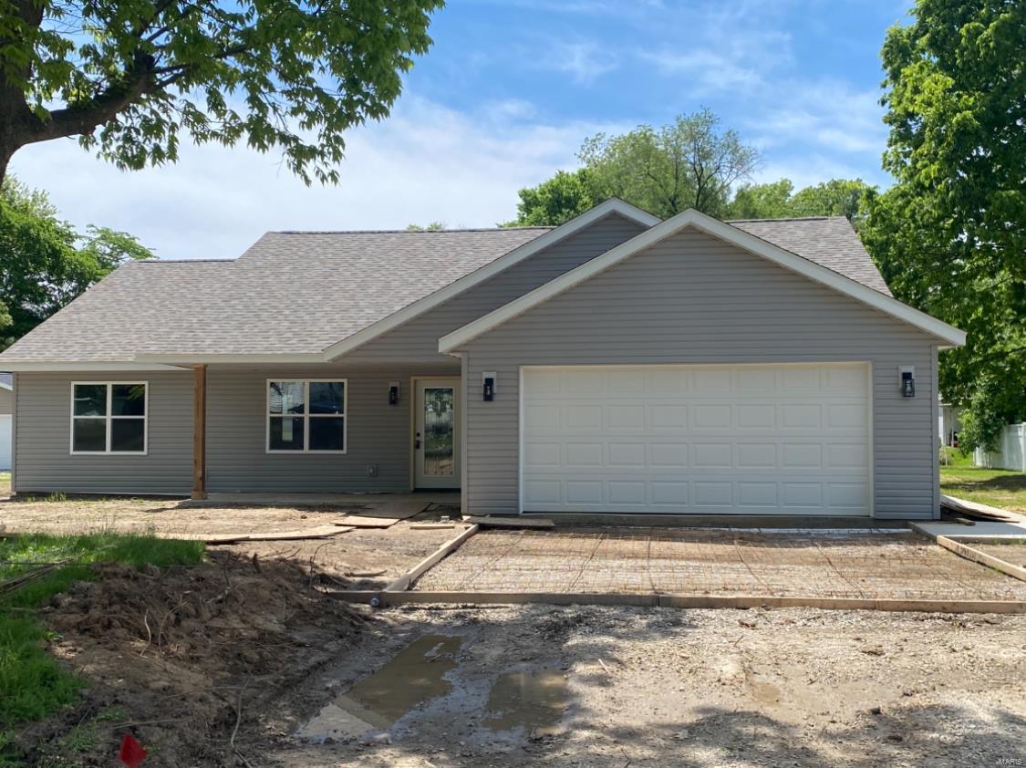 3 Bedroom, 1,700 sq. feet 428 Winter Avenue Greenville, IL