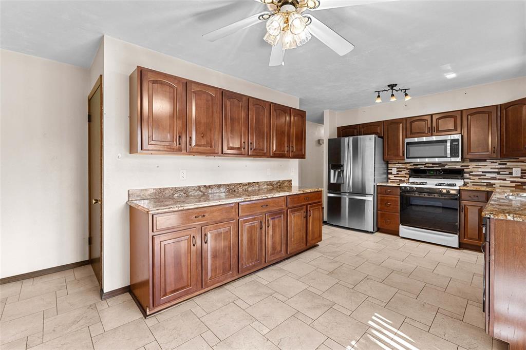 3 Bedroom, 1,240 sq. feet 226 Ridgeview Drive Columbia, IL