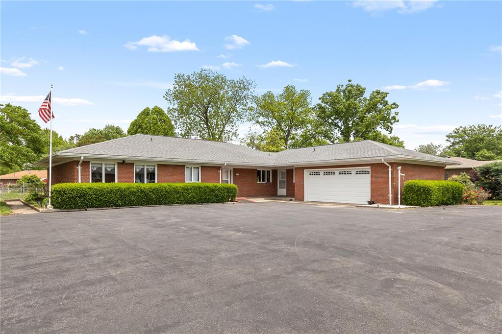 2 Bedroom, 2,021 sq. feet 814 Pardee Road Godfrey, IL