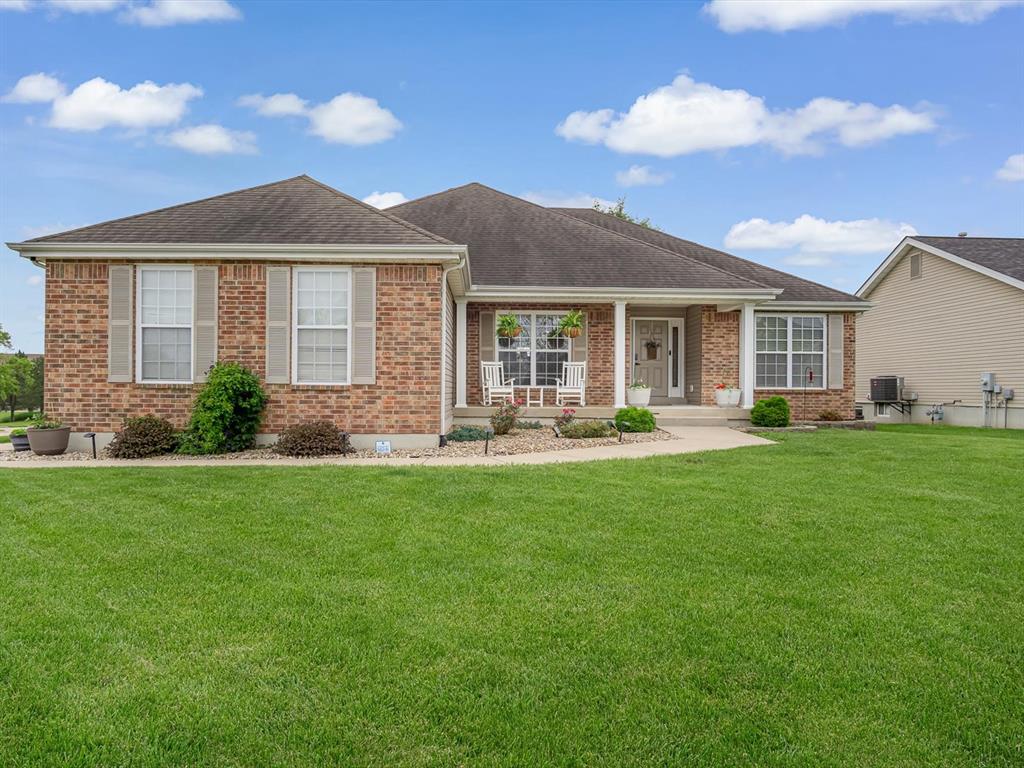 3 Bedroom, 1,880 sq. feet 832 Foxglove Drive Waterloo, IL