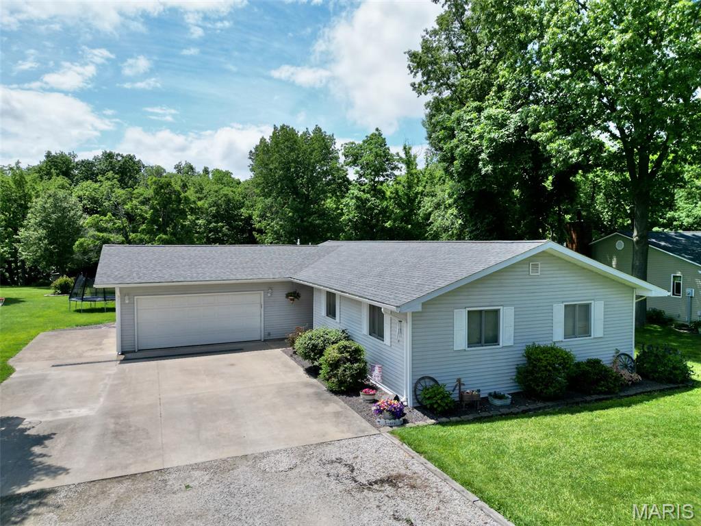 3 Bedroom, 1,735 sq. feet 306 Lakewood Drive Hillsboro, IL