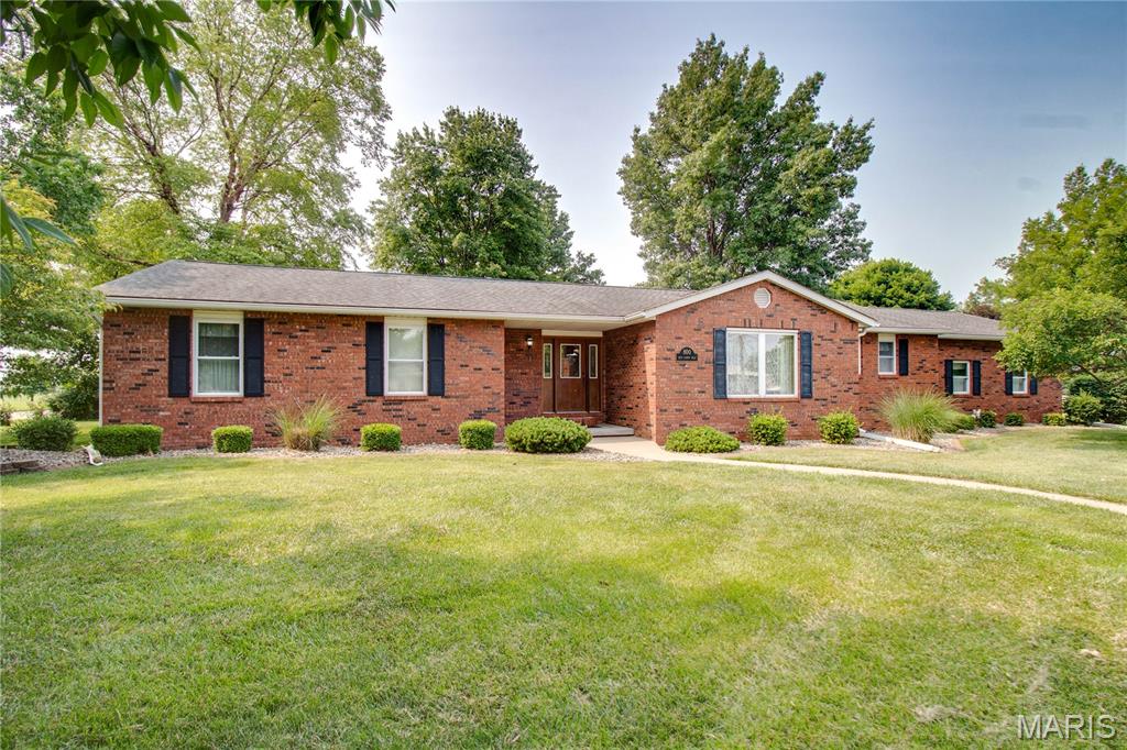 3 Bedroom, 2,250 sq. feet 800 County Road Jerseyville, IL