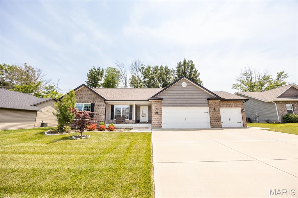4 Bedroom, 2,695 sq. feet 512 Glendale Drive Troy, IL