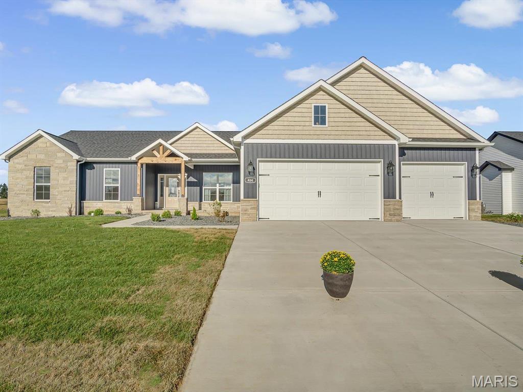 3 Bedroom, 2,041 sq. feet 484 Hayden Drive Waterloo, IL