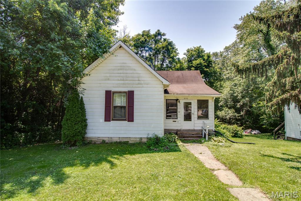 2 Bedroom, 876 sq. feet 2623 Powhattan Street Alton, IL