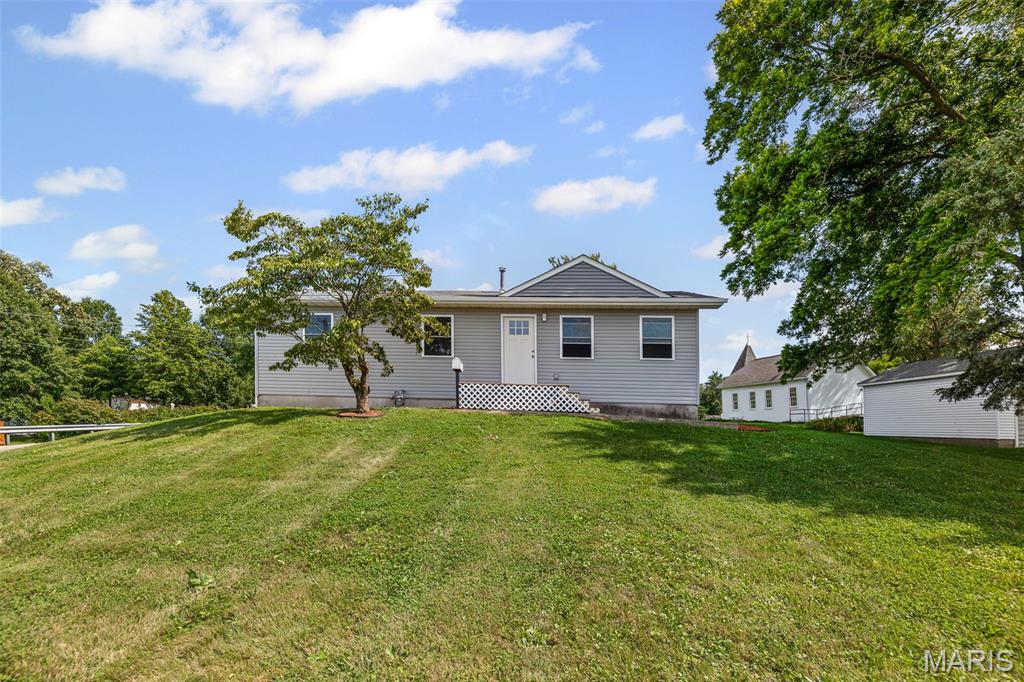 3 Bedroom, 1,096 sq. feet 116 Snedeker Street Jerseyville, IL