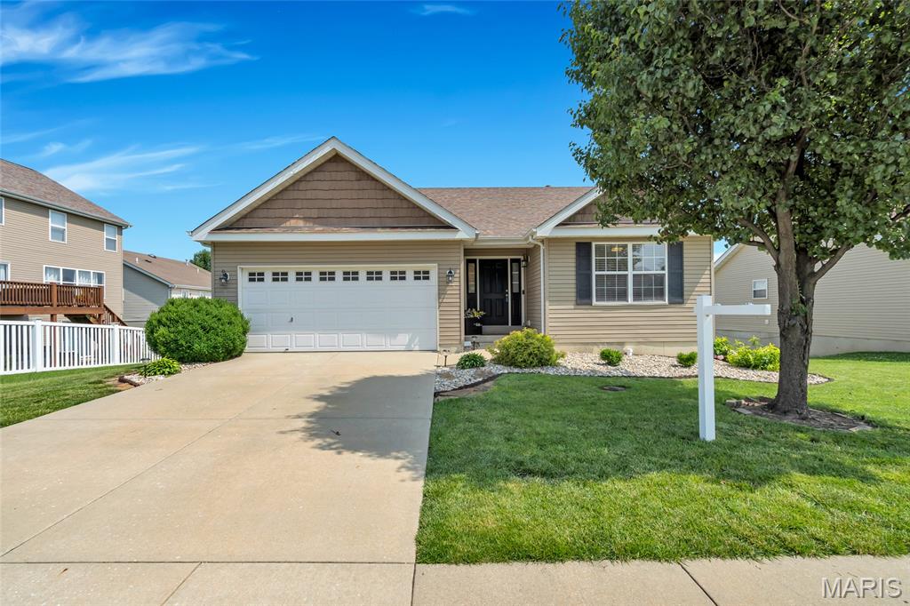 3 Bedroom, 2,045 sq. feet 811 Foxglove Drive Waterloo, IL