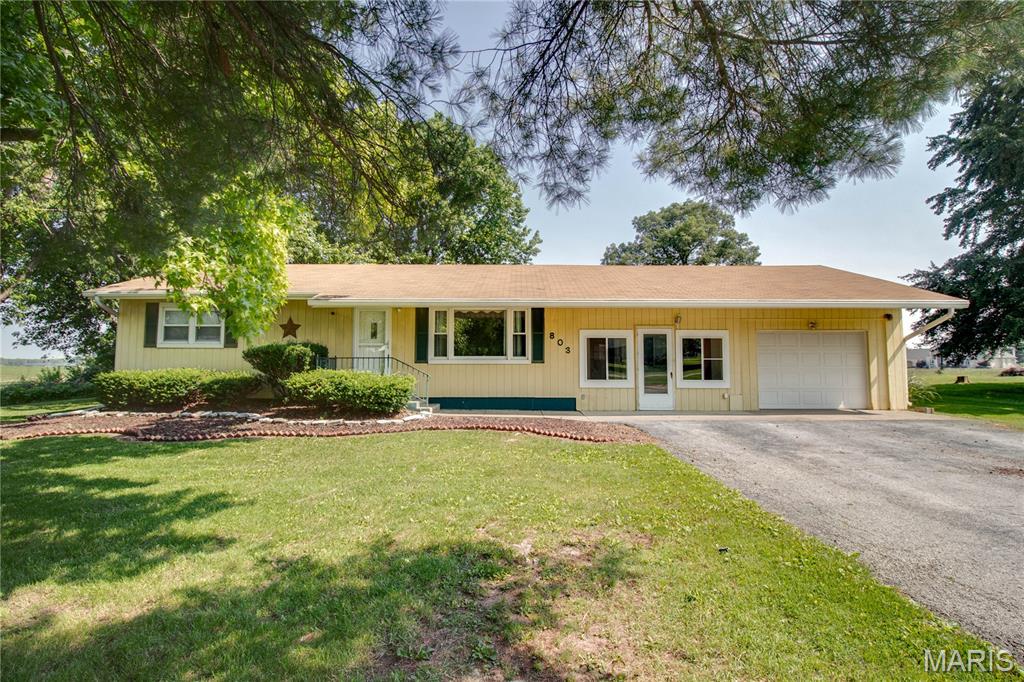 3 Bedroom, 1,589 sq. feet 803 Hollow Avenue Jerseyville, IL