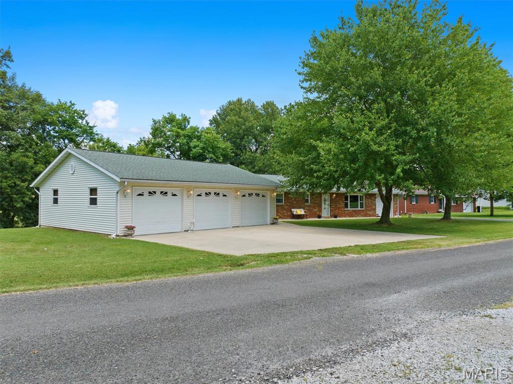 3 Bedroom, 1,599 sq. feet 109 Echo Lane Bethalto, IL