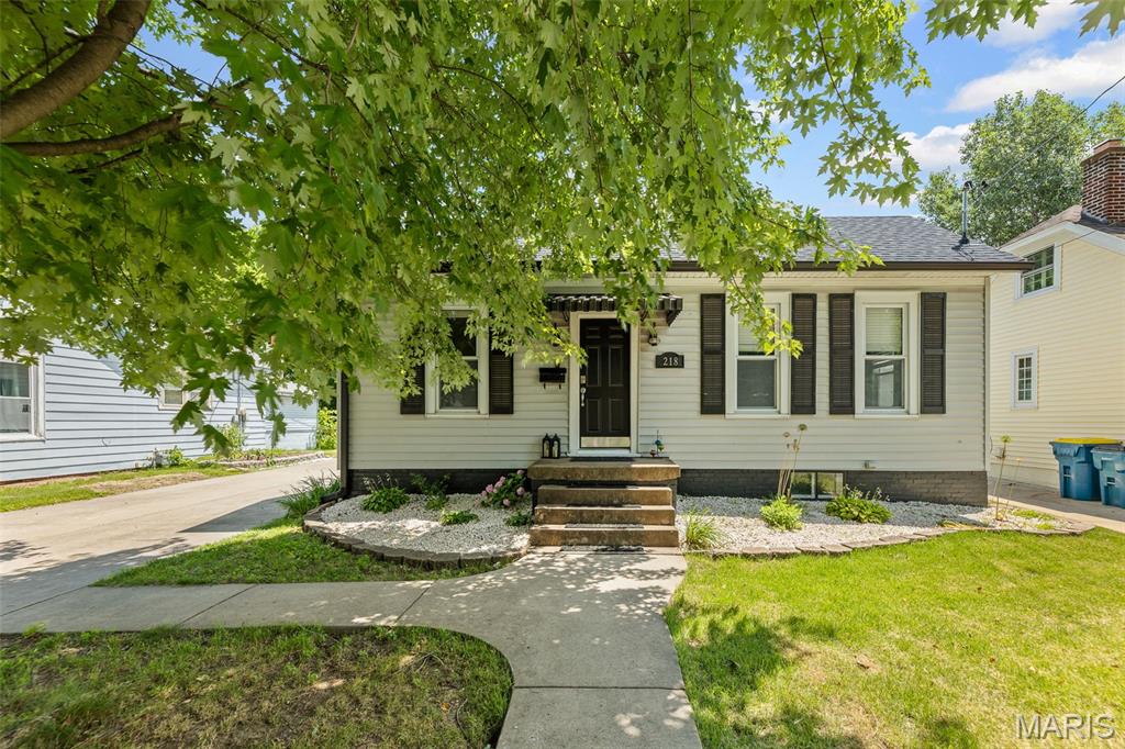 3 Bedroom, 1,916 sq. feet 218 Monroe Street Edwardsville, IL