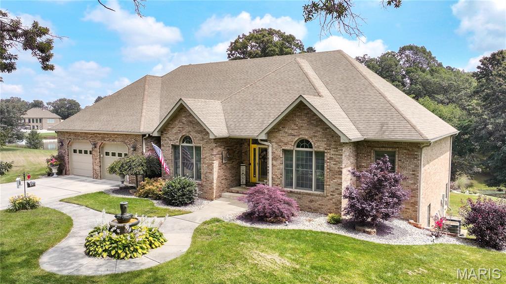 4 Bedroom, 3,848 sq. feet 105 Lake Drive Alton, IL