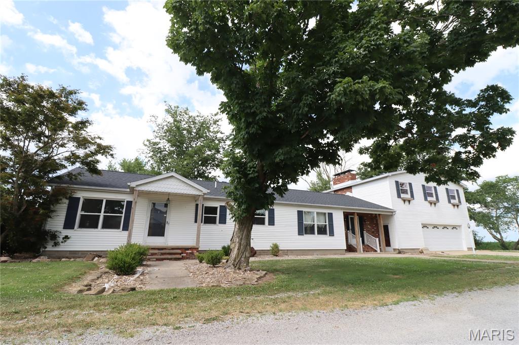 3 Bedroom, 3,408 sq. feet 1001 2nd Street St Peter, IL