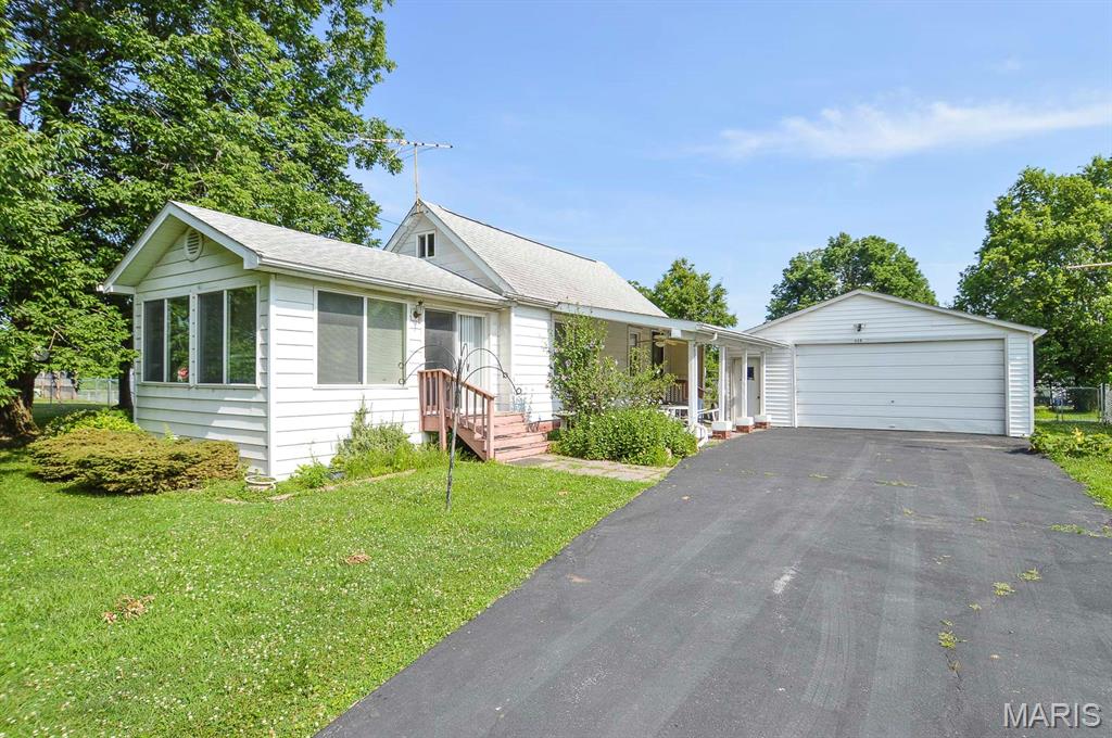 3 Bedroom, 1,359 sq. feet 115 Sterling  Moro, IL
