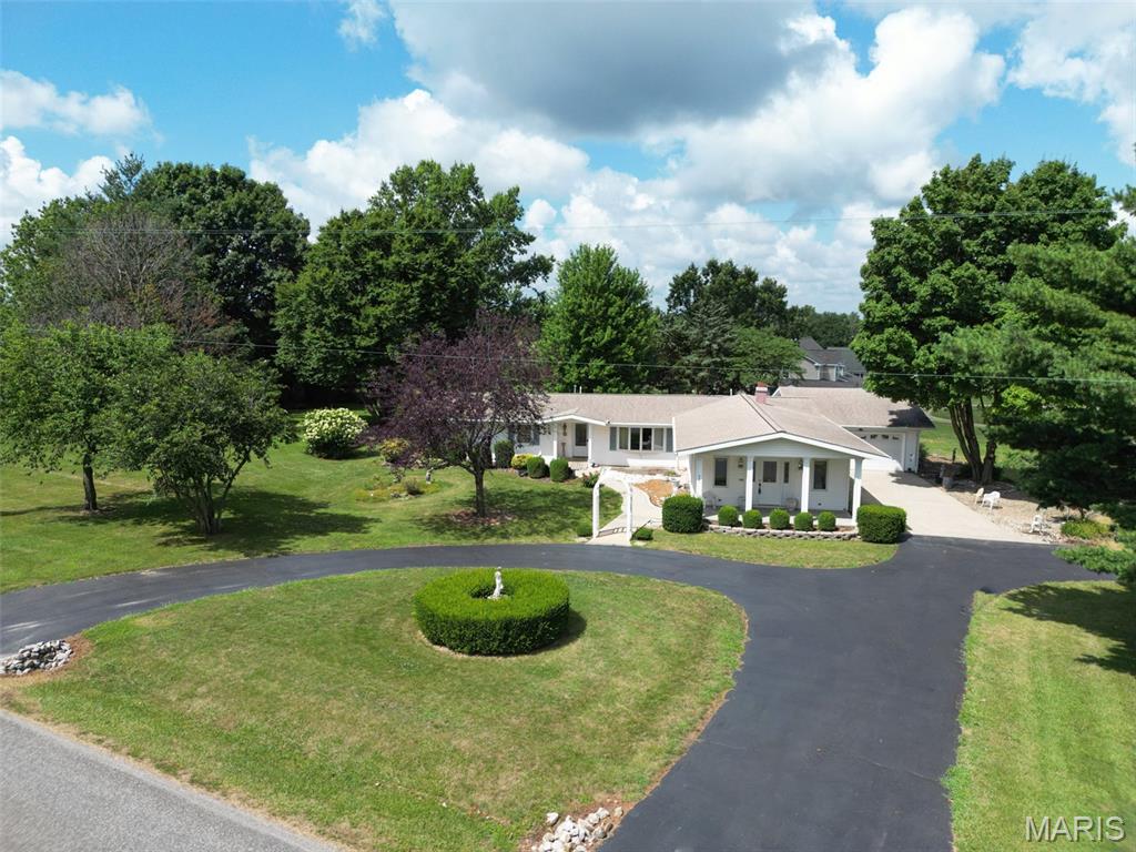 2 Bedroom, 2,450 sq. feet 613 West Street Raymond, IL