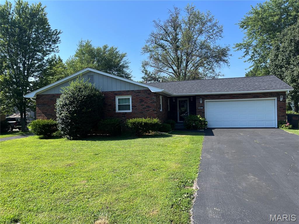 3 Bedroom, 1,528 sq. feet 1401 Chestnut Street Greenville, IL