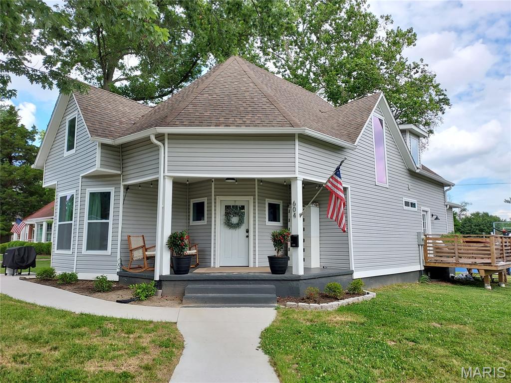5 Bedroom, 2,549 sq. feet 604 Eastern Avenue Greenville, IL