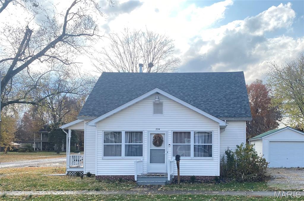 3 Bedroom, 1,808 sq. feet 224 Vine Street Greenville, IL