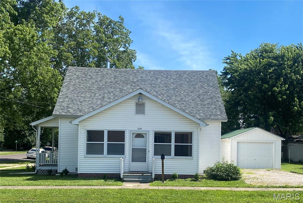 3 Bedroom, 1,808 sq. feet 224 Vine Street Greenville, IL