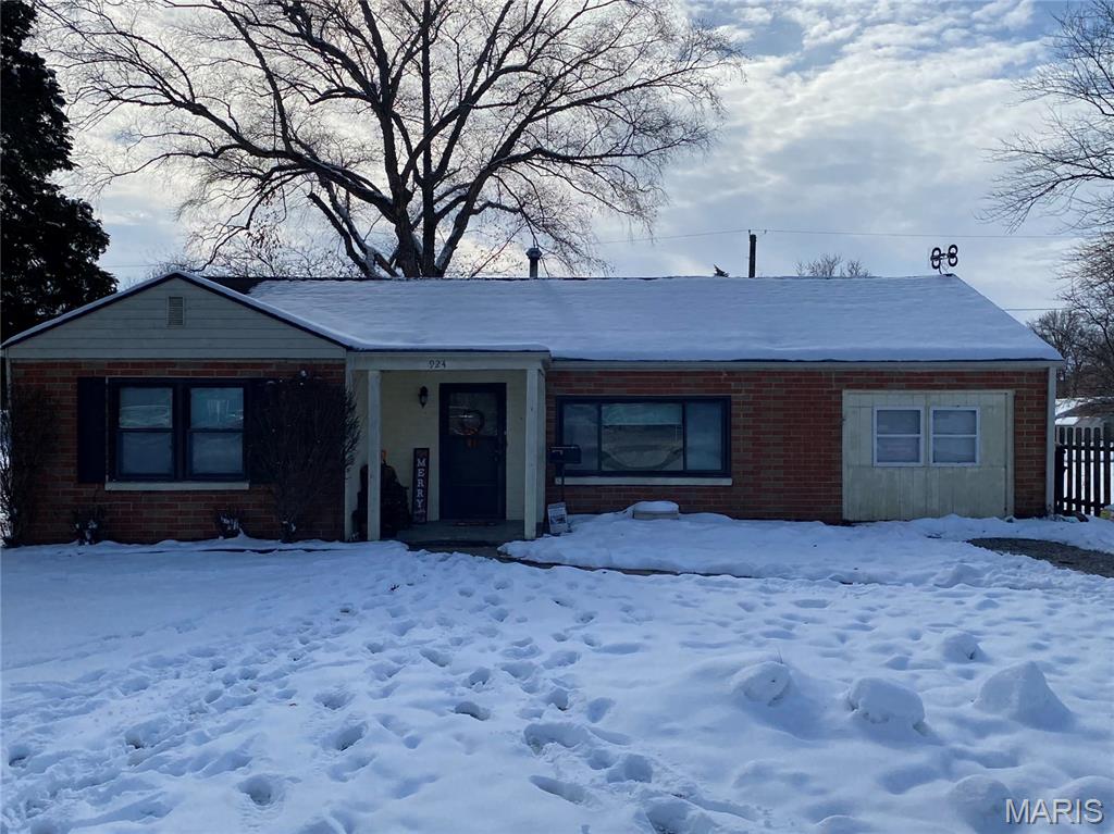 3 Bedroom, 1,412 sq. feet 924 Durley Street Greenville, IL