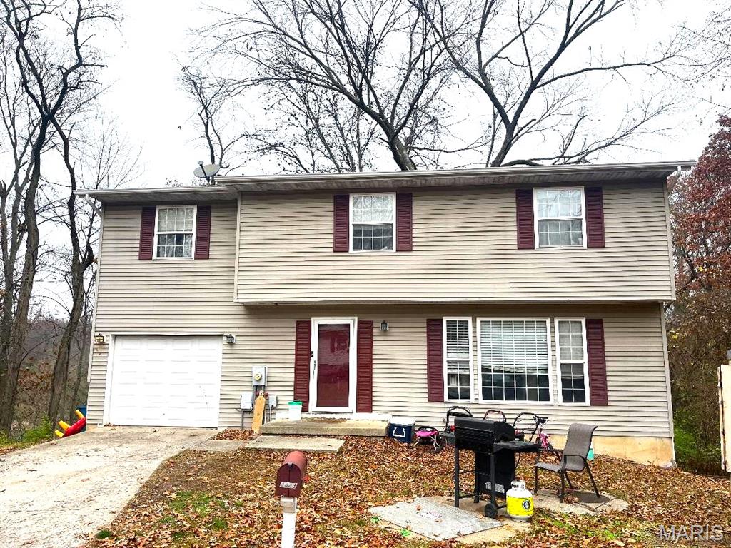4 Bedroom, 2,676 sq. feet 4443 Delta Queen Lane Godfrey, IL